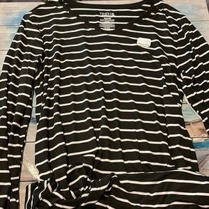 Time & True Women’s Maternity Shirt Size XL 16 18 NWT New long sleeve v-neck